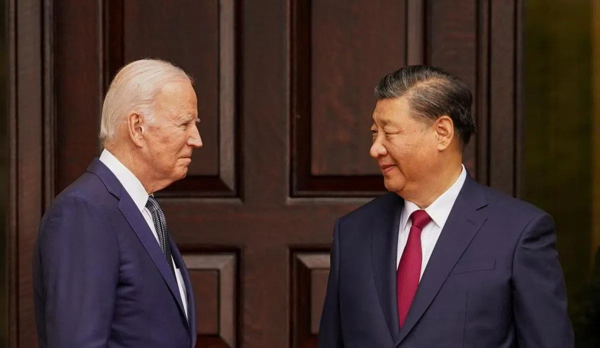 设计对白：“记得买花送老婆har！”。图为拜登（左）和习近平（右）。（路透社）