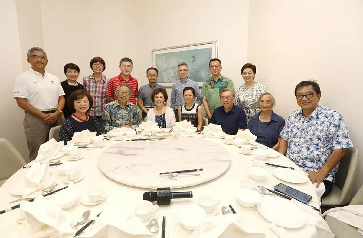  前排左起：朱亮亮、郭振羽教授与夫人罗伊菲、姜丰、许廷芳律师、张霭珠老师、林任君。后排左起：季翔、何小兰、李慧玲、严嘉、张谦、蒋昌建、陈术、王嬿青。 