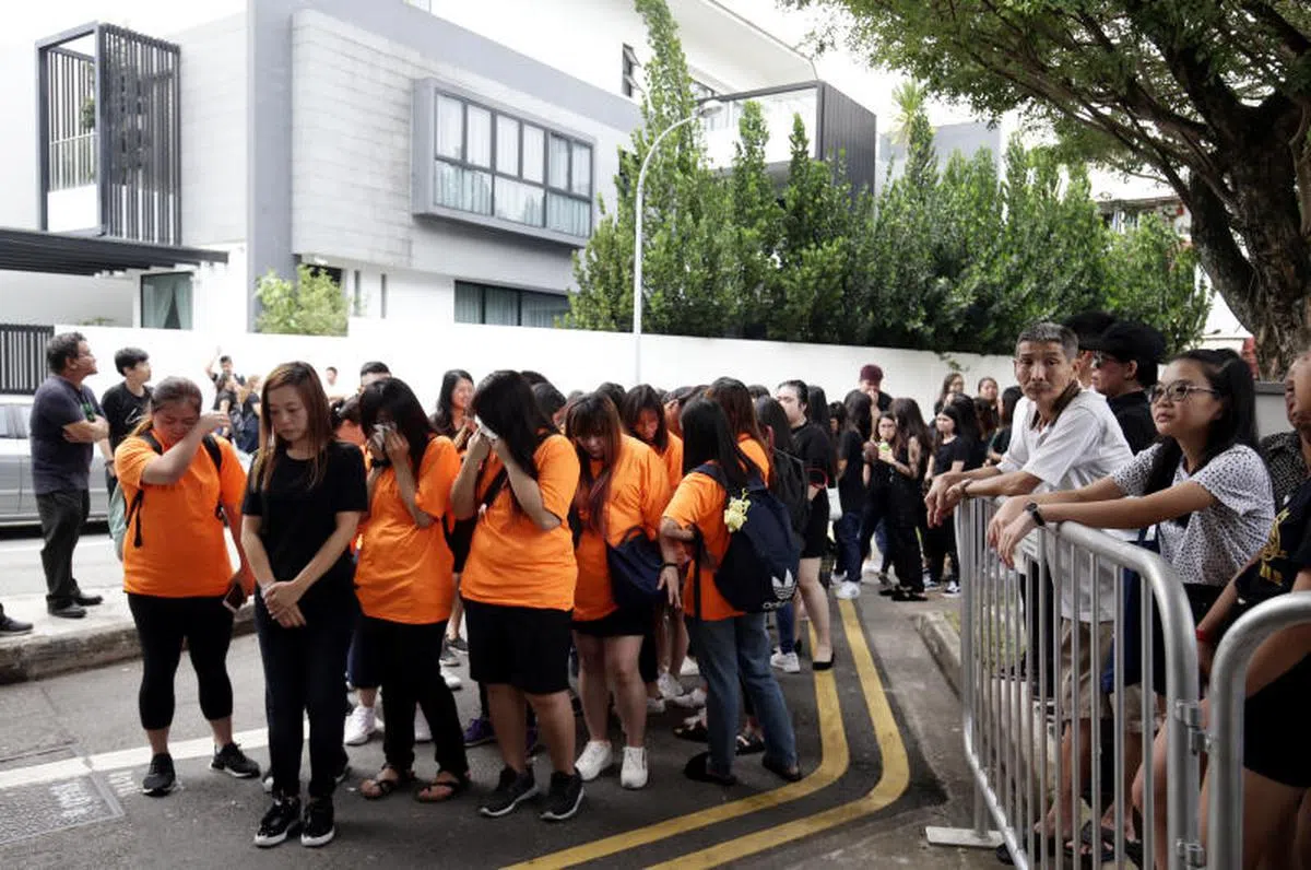  冯伟衷粉丝会将近100人到灵堂吊唁，大家都伤心痛哭了。（联合晚报） 