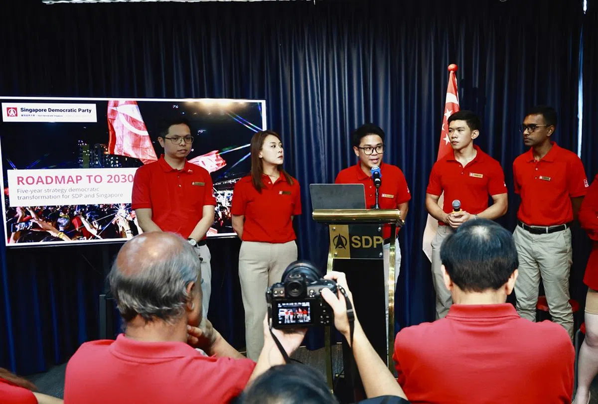 民主党的2030年行动计划由五名未满40岁的年轻成员负责介绍：（右起）在上届大选竞逐马西岭-油池集选区的法律行政专员阿瑞芬（Ariffin Sha）、医科学生陈耀文、在环保组织任职的范坤和、从事数码营销的郑惠玲，以及在科技公司任职的杨晓桦。（联合早报）