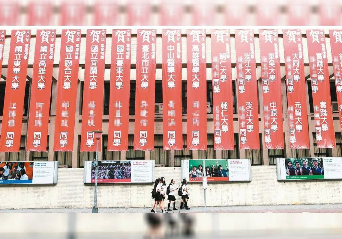 台湾高中还会挂出红布条祝贺学生。（互联网）