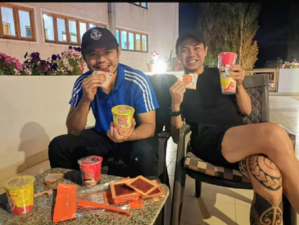  途中遇到新加坡人，与他们分享了肉干和方便面。（2 Man 2 Bike: From Ang Mo Kio To St Abbs面簿） 