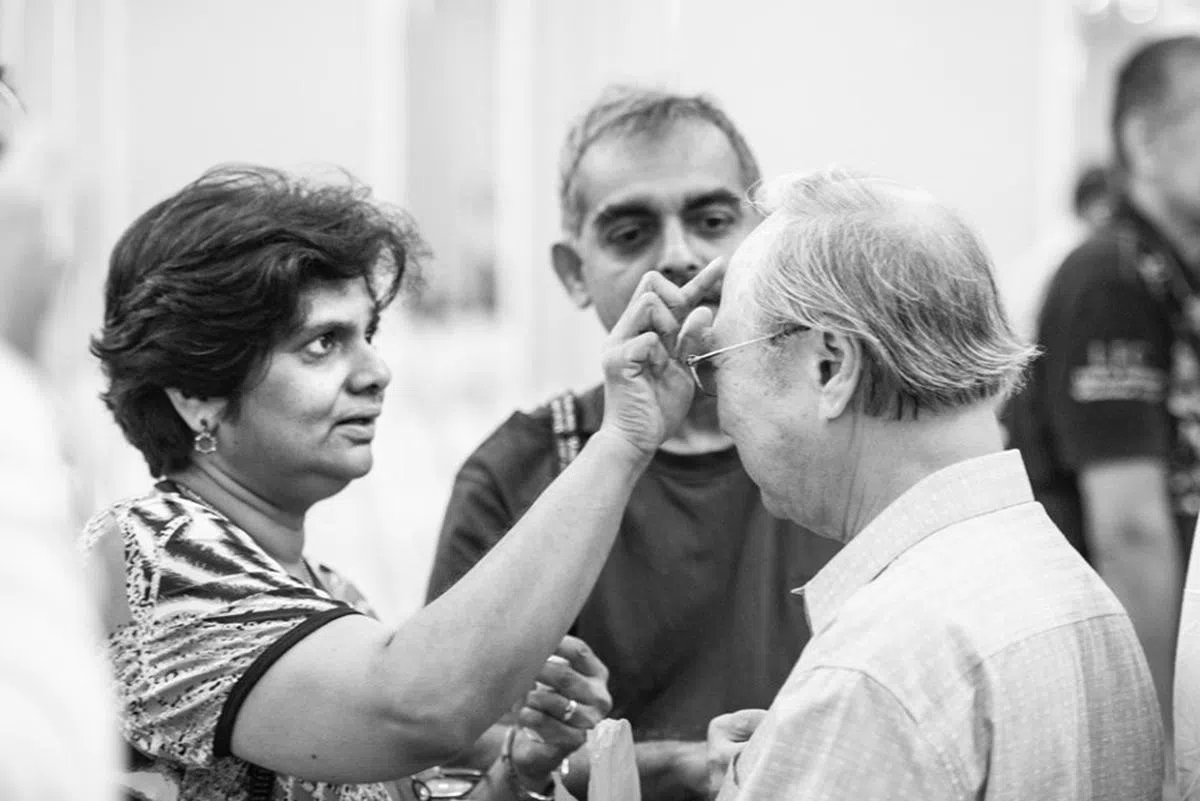  一名印度妇女为陈清木涂抹圣油祈福让后者深受感动。（陈清木面簿） 