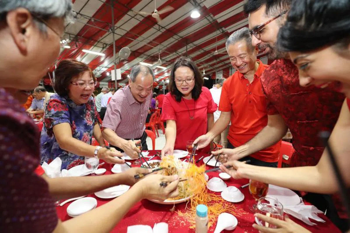  工人党阿裕尼集选区2019年首场新春联欢晚宴​​​​上，工人党秘书长毕丹星（右二起）、议员陈硕茂、主席林瑞莲、前党魁刘程强等人一起捞鱼生与居民共庆新春。（联合早报） 
