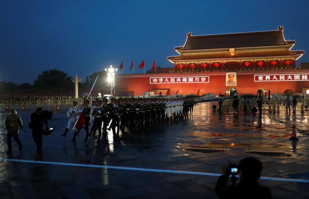  2020年10月1日清晨，天安门广场举行升旗礼迎接中国71周年国庆。（路透社） 