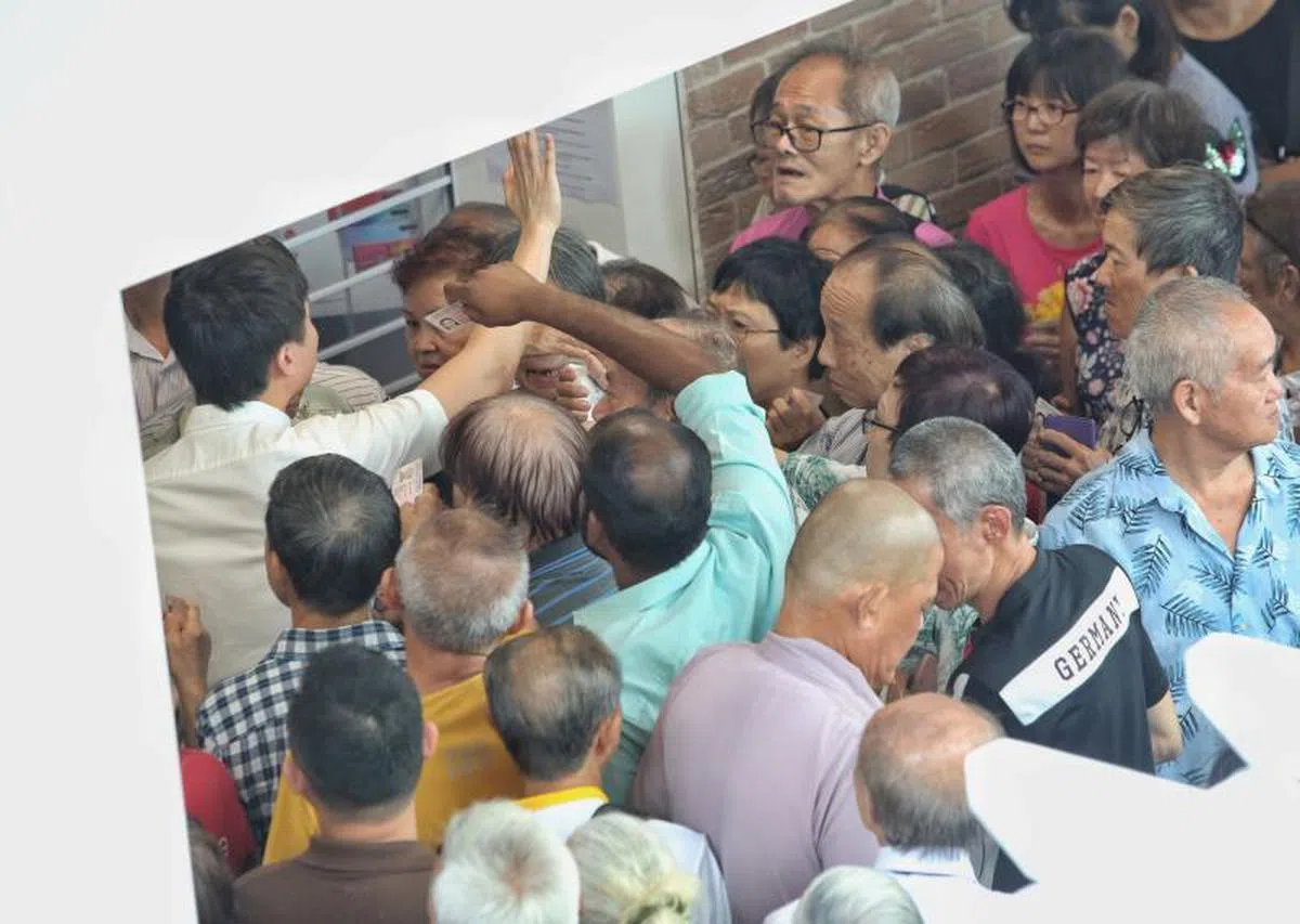  华为搞54元手机大促销引发全岛抢购，买不到手机的年长者大表不满。（新明日报） 