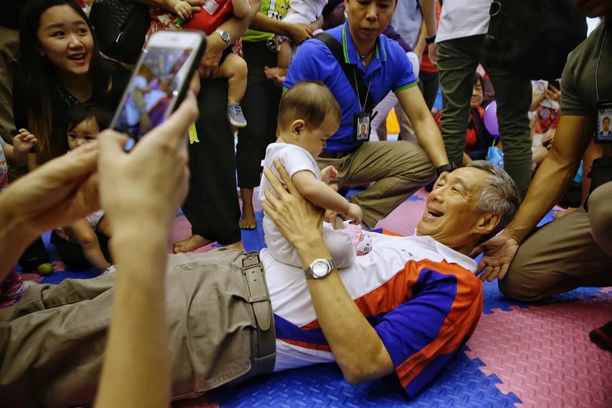 让李显龙总理许愿的话，他或许会希望有更多新加坡宝宝让他抱抱。（海峡时报）