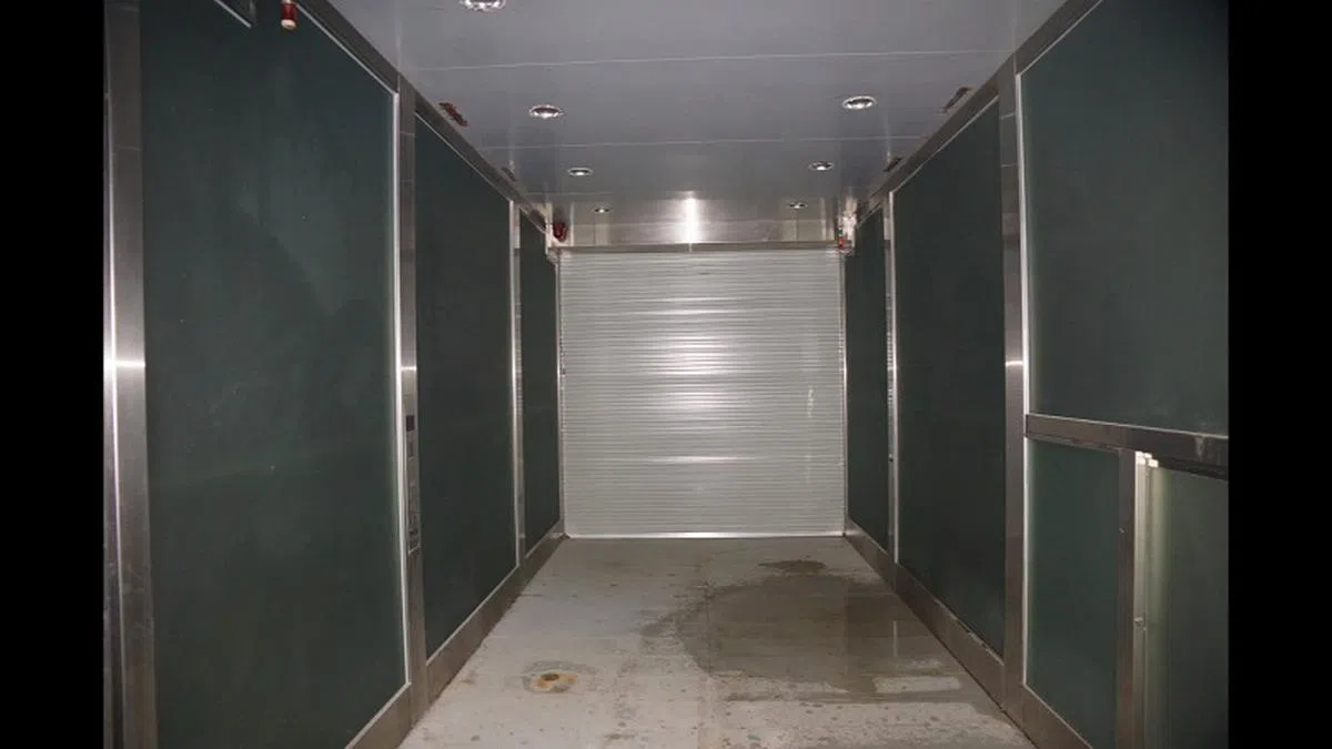  车用电梯的风口、灯具和地板都锈迹斑斑。（视频截图） 