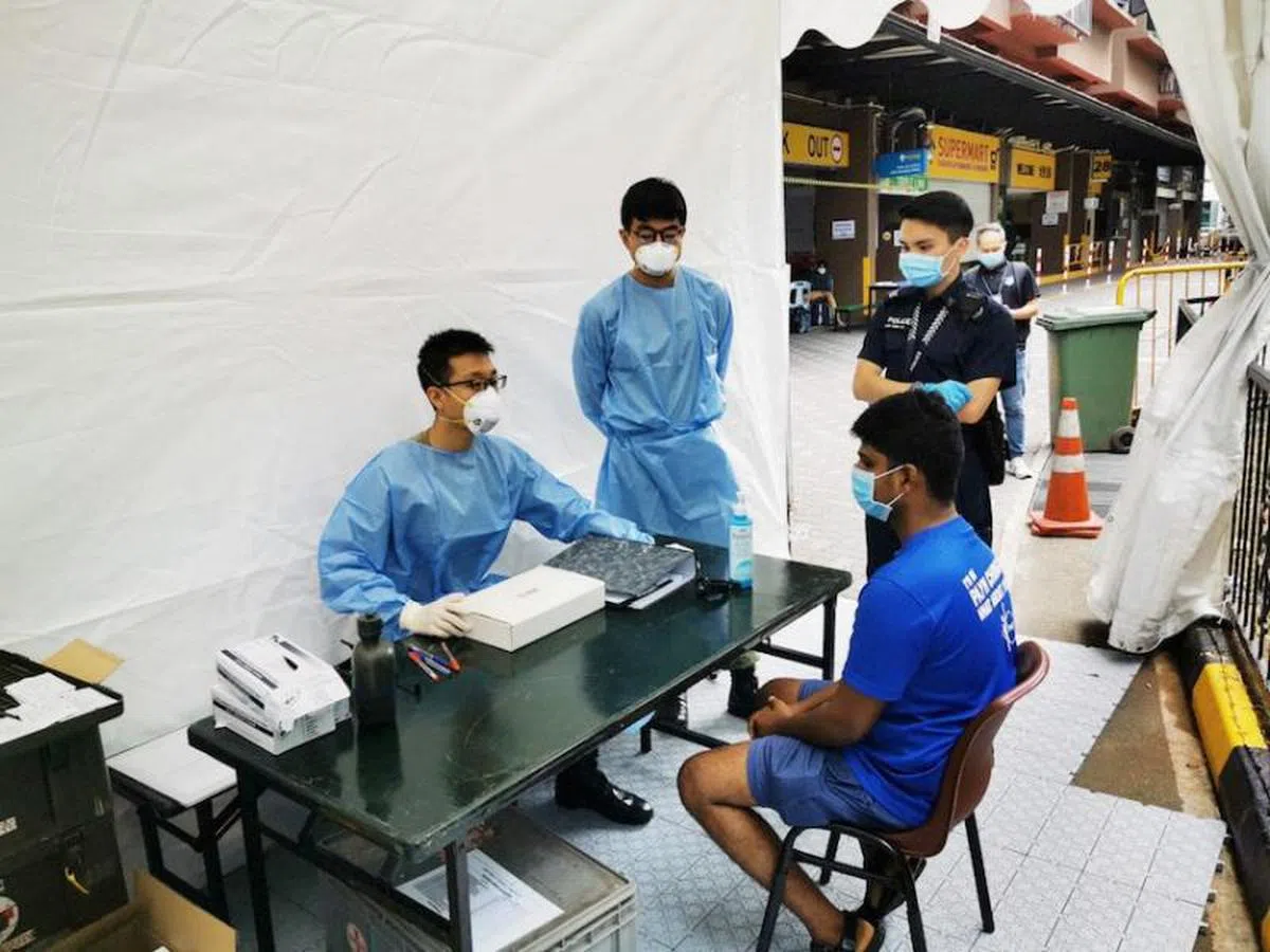  进驻客工宿舍的医疗人员和客工的语言隔阂在疫情当下是一个急迫的问题。（国防部） 