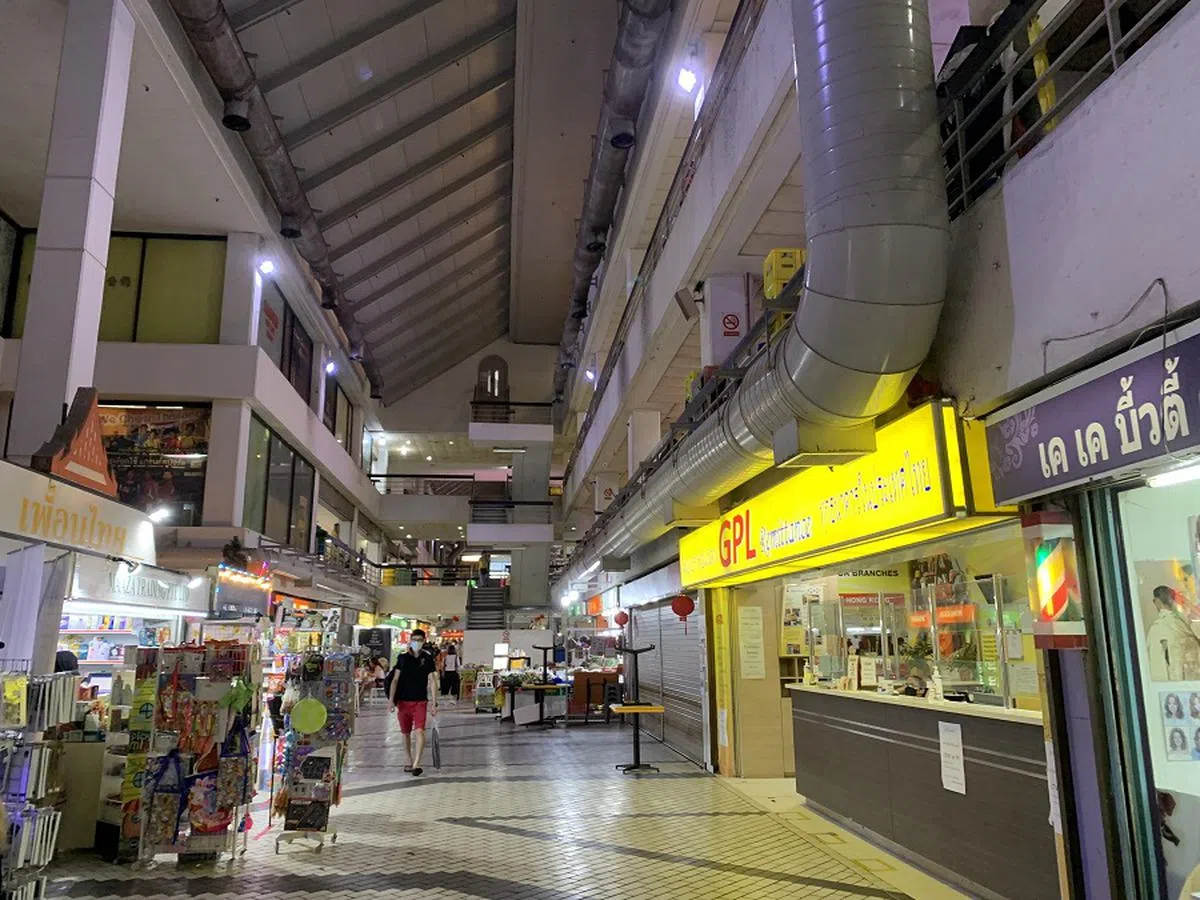 黄金坊也是“小泰国”，这里随处可见写着泰文的商店。（联合早报）