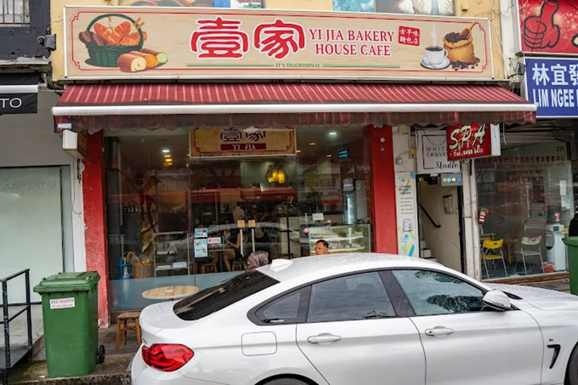 汤申路烘焙店“壹家”的刘姓老板娘告诉媒体，她在9月11日早上接到一名自称“Gordon”的男子来电，也声称来自勿洛军营。对方紧急订购价值1500元、可供150人食用的糕点，安排在9月12日傍晚6时取货，却在取货前的两个小时完全失联。