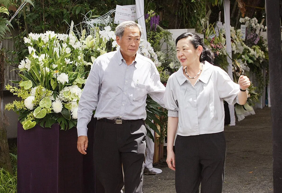 2010年，时任教育部长的黄永宏出席吊唁黄廷方。（新明日报）