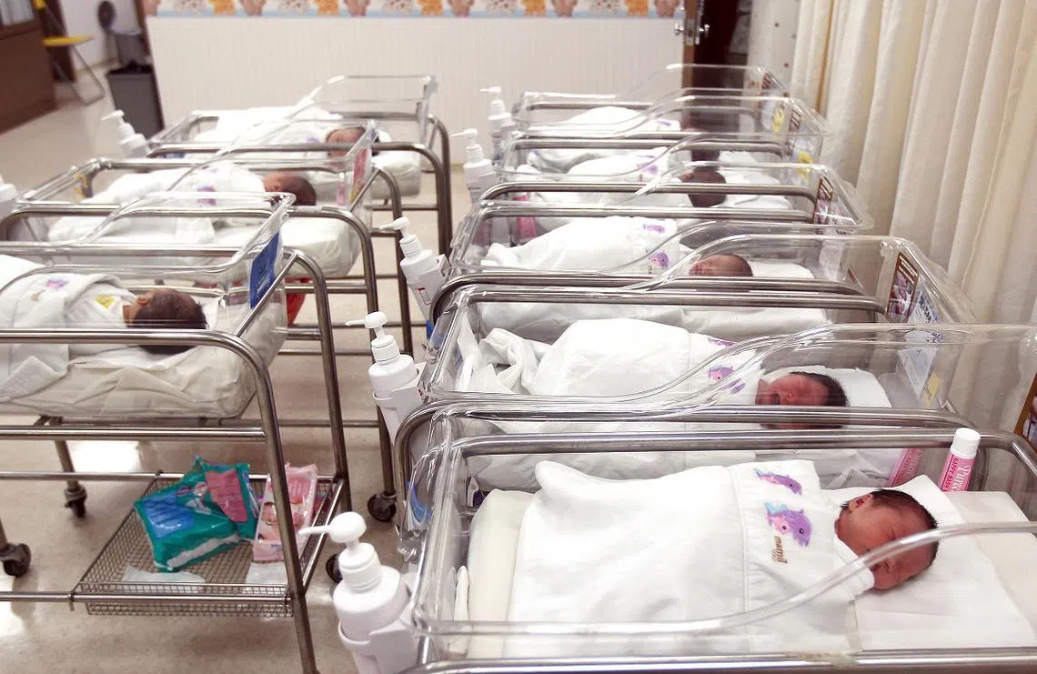 本地去年新生儿人数连续5年下滑创8年新低。（联合晚报档案照）
