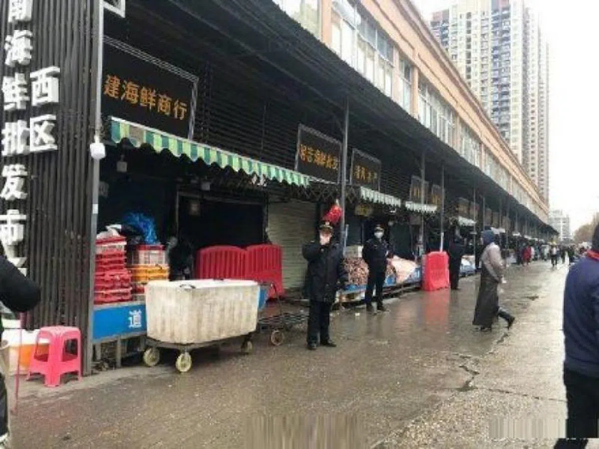  华南海鲜市场元旦起休市整治，摊档外有城管巡逻。（互联网） 