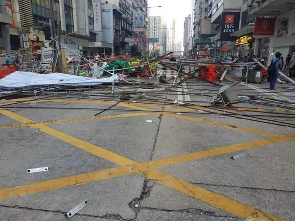  示威者将铁架和尖锐的物件全拿来当路障。（我爱旅行面簿）  