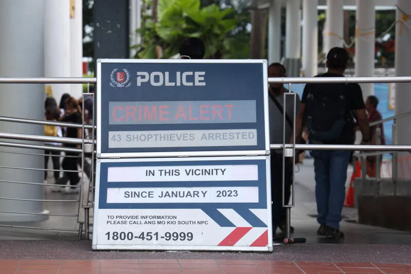 警方会在一些“商店偷窃”高发区摆放告示牌，显示有多少起案件在该区，以增强阻吓作用。