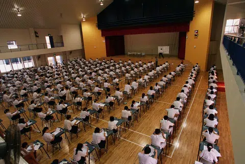 今年起，中小学取消所有年级的年中考试。（海峡时报）