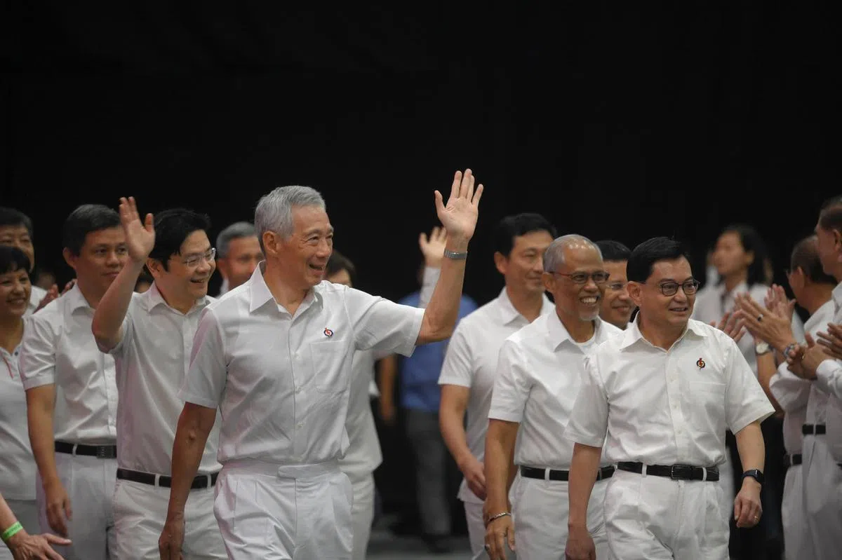 2023年11月5日人民行动党大会暨常年服务颁奖典礼上，人民行动党秘书长李显龙总理（第一排左）与行动党副秘书长黄循财（第二排左）、行动党主席王瑞杰（第一排右）和行动党副主席马善高（第二排右）带领党中委入场。（海峡时报）