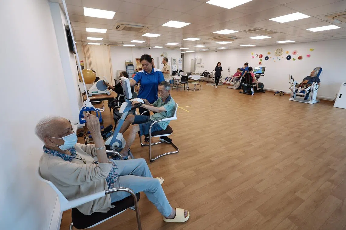 位于波东巴西杨柳道的圣约翰养老院照顾60岁及以上的本地居民，让无亲无故或无法与家人生活的年长者入住。目前住在养老院的年长者有自理能力，能独立活动。院方会为他们安排健身等康乐活动。为适应社会需求变化，养老院计划在2026年第三季转型为疗养院。这可确保入住者步入晚年无法自理时，能继续住在院内接受照料。（联合早报）