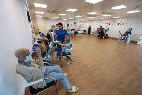 位于波东巴西杨柳道的圣约翰养老院照顾60岁及以上的本地居民，让无亲无故或无法与家人生活的年长者入住。目前住在养老院的年长者有自理能力，能独立活动。院方会为他们安排健身等康乐活动。为适应社会需求变化，养老院计划在2026年第三季转型为疗养院。这可确保入住者步入晚年无法自理时，能继续住在院内接受照料。（联合早报）