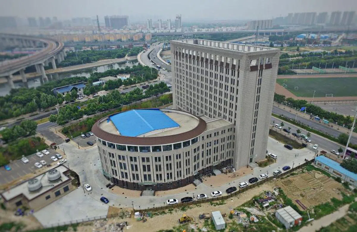  外形像巨型马桶的河南省大学生就业创业综合服务基地。（互联网） 