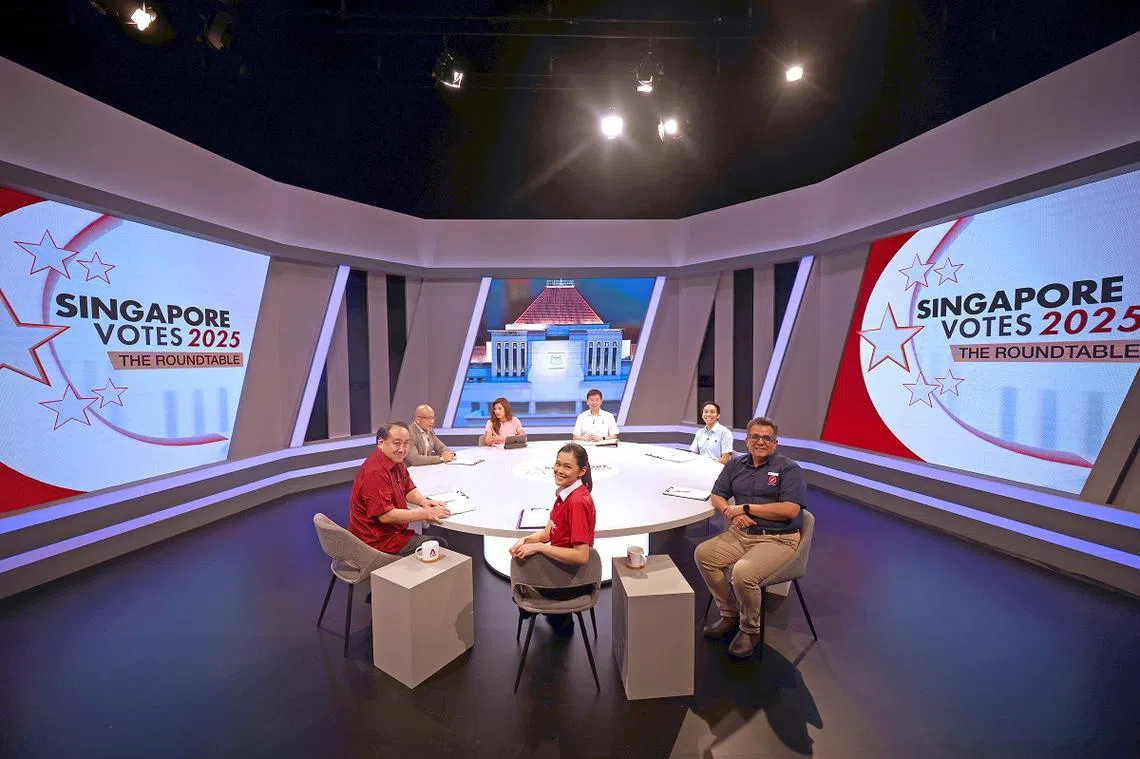 首场政党论政节目由CNA主播奥黛莉（Otelli Edwards，身穿粉色衣者）主持。参与节目的有（顺时针起）代表人民行动党的交通部长兼财政部第二部长徐芳达、工人党候选人唐光伟、红点同心党秘书长拉维、新加坡前进党候选人陈芬妮、人民联盟秘书长林鼎，以及在第一轮向参与者提问的新加坡南洋理工大学拉惹勒南国际研究院资深研究顾问廖振扬教授。（海峡时报）