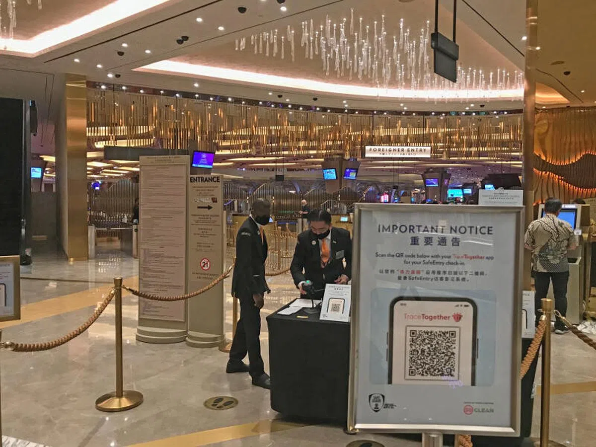  滨海湾金沙赌场自10月23日起，要求所有宾客使用“合力追踪”应用程序或防疫器入场。（新明日报） 