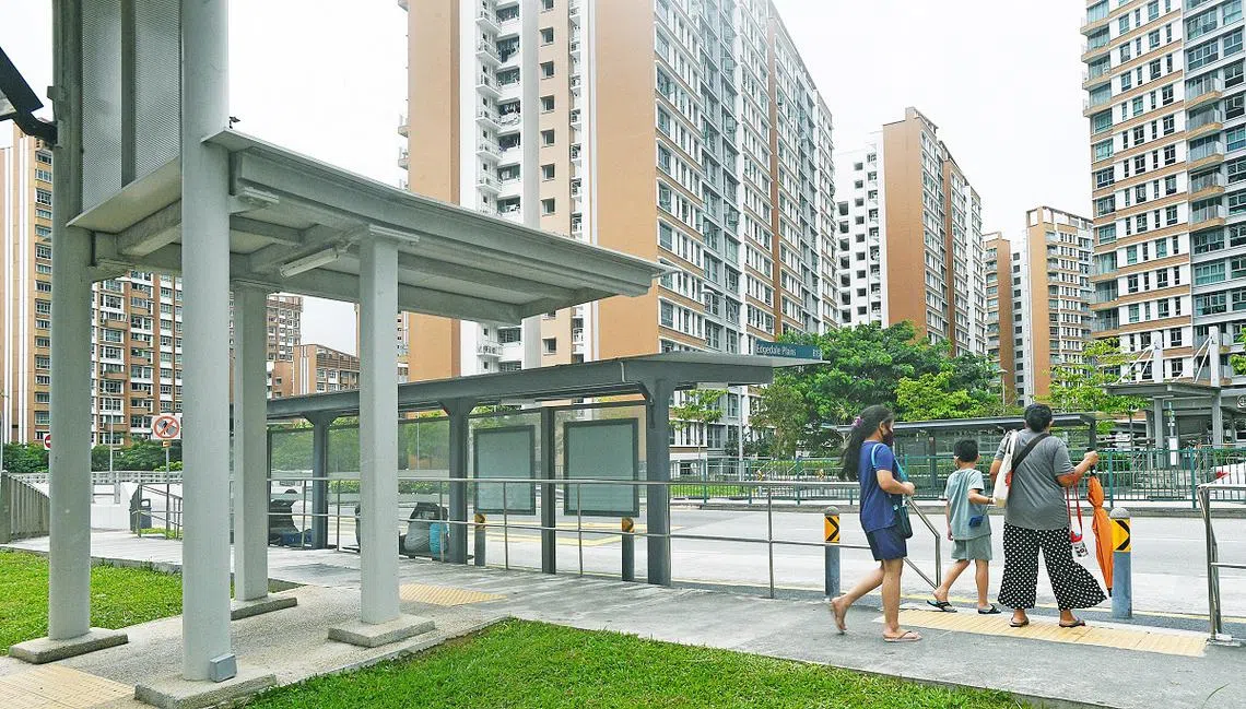 12月初被本地抖音用户@justmillenial称为“最愚蠢的设计”的有盖走廊，就位于榜鹅临谷坪（Edgedale Plain）巴士站正后方。（新明日报）