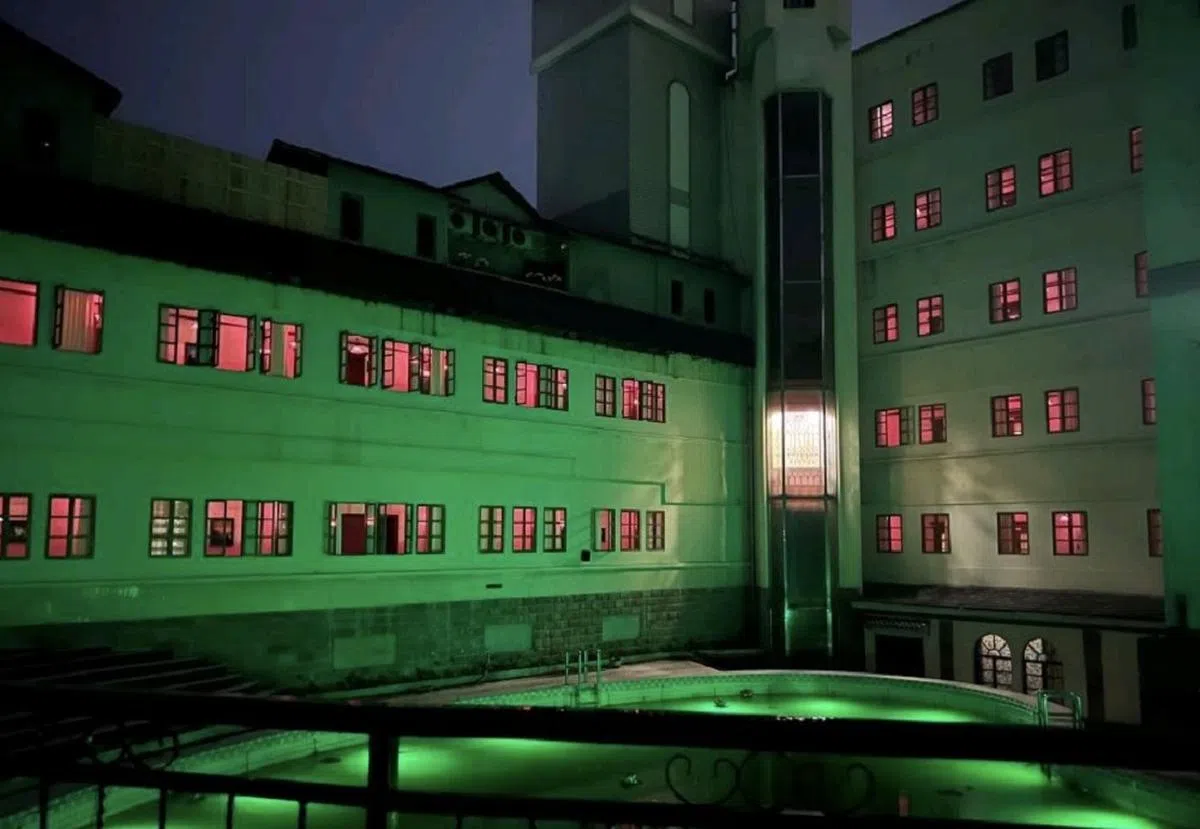 灯“红”酒“绿”？（小红书）