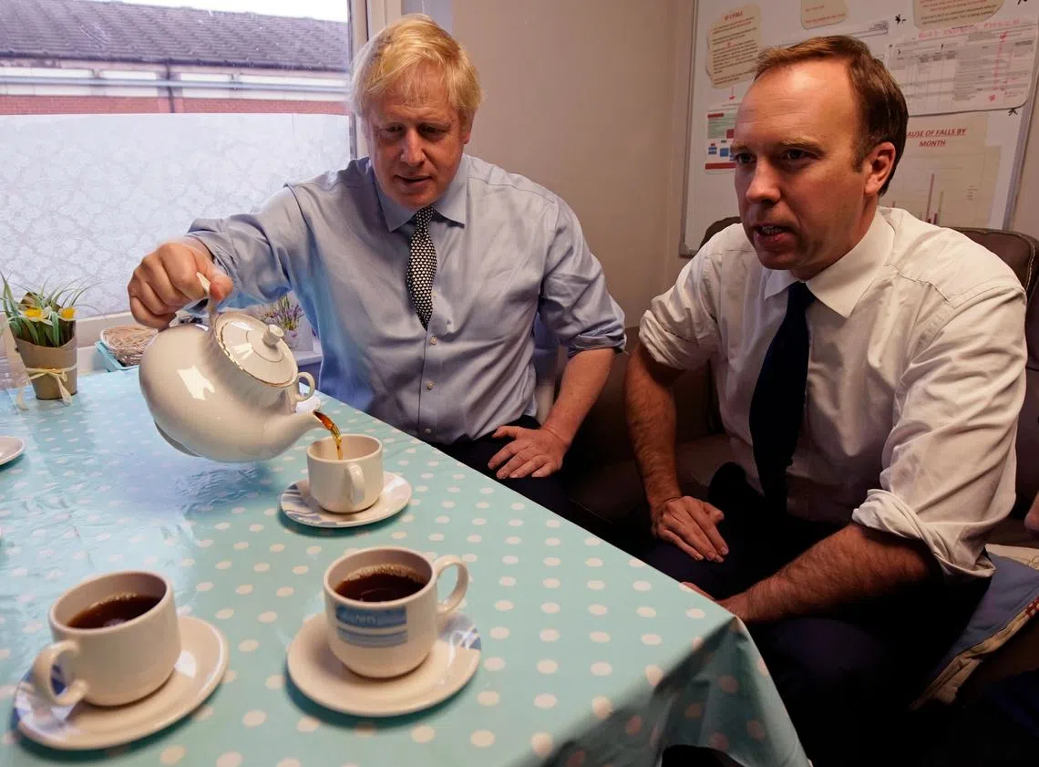 英相约翰逊（左）和汉考克（右）证实染上冠病。（法新社）