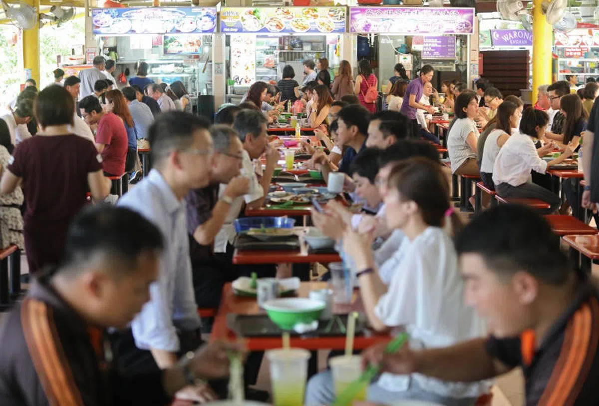  小贩中心人潮如织，本地许多食客习惯在小贩中心用餐。（联合早报） 