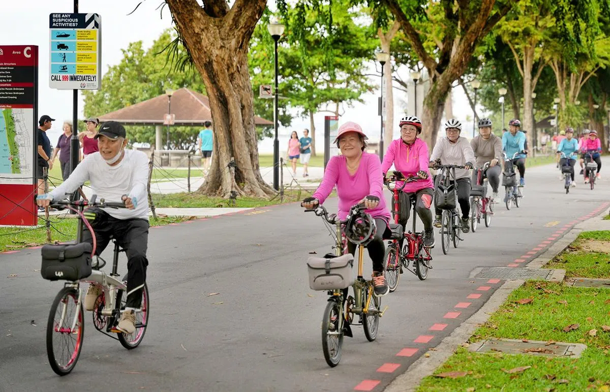 周末就是要约朋友到东海岸公园骑脚踏车。（联合早报）