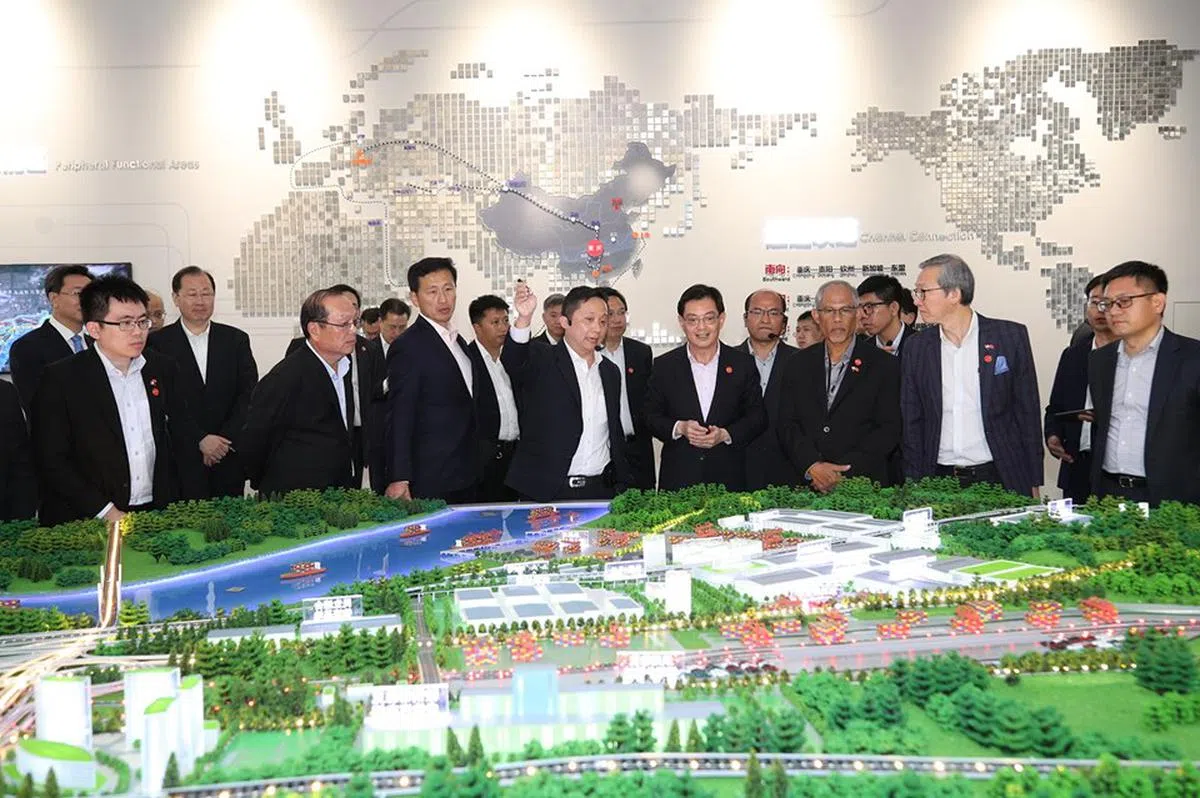  参观中新（重庆）多式联运示范基地展示厅。（王瑞杰面簿） 