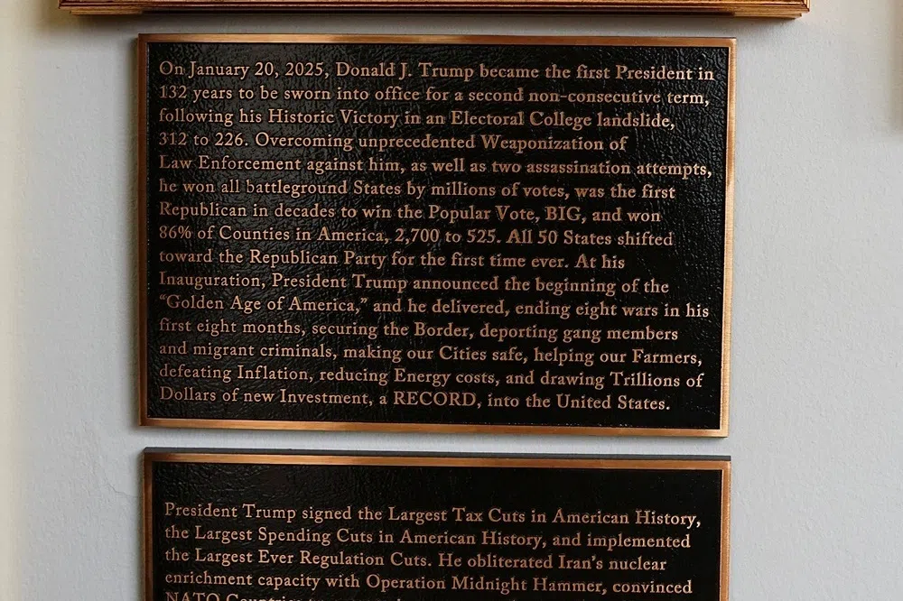 特朗普铭牌满是褒扬、溢美之词。