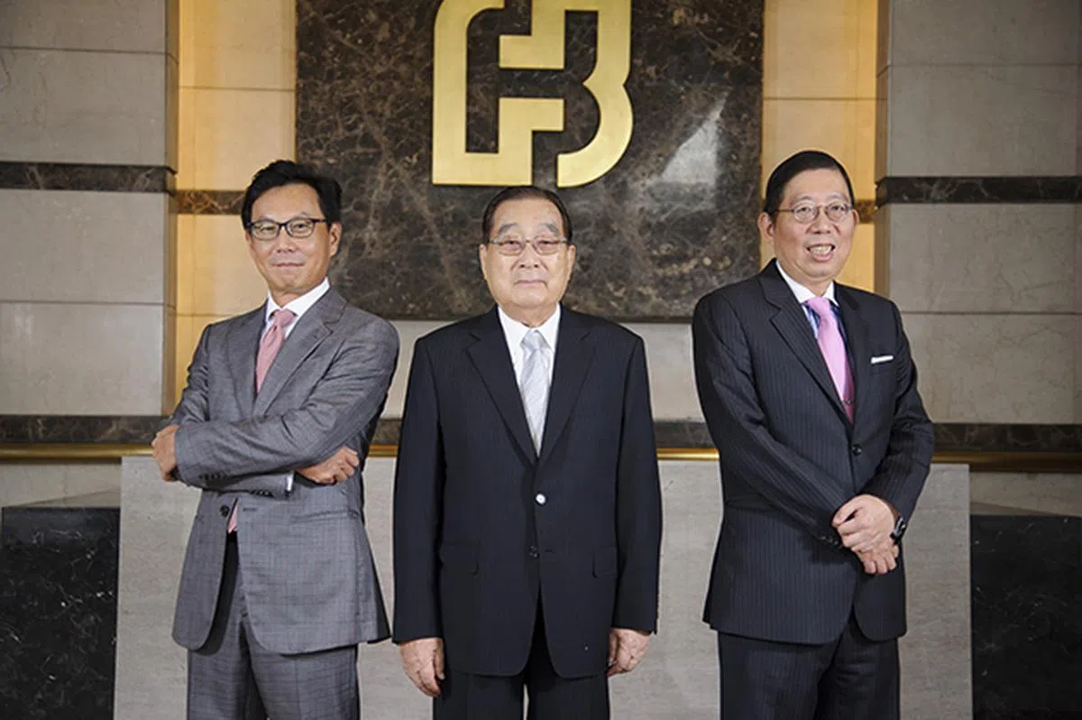  富邦金控的父子档，中间是蔡万才，左右则分别是兄弟蔡明忠和蔡明兴。（天下新闻） 