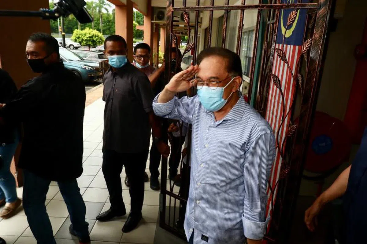  安华（图）已无法再相信过去对交棒一事含糊其辞的马哈迪。（星报） 