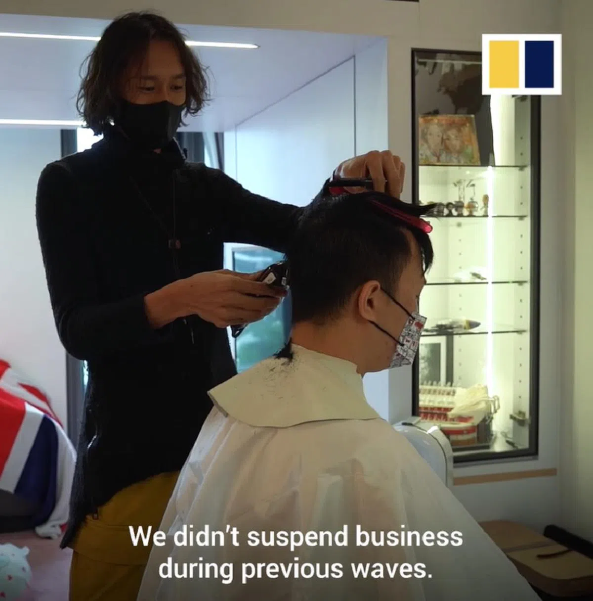 香港理发店在这波疫情中被迫暂停营业后，理发师们纷纷改变经营模式，有的邀请客户到自己家里理发，有的上门去客户家理发。（南华早报视频截图）