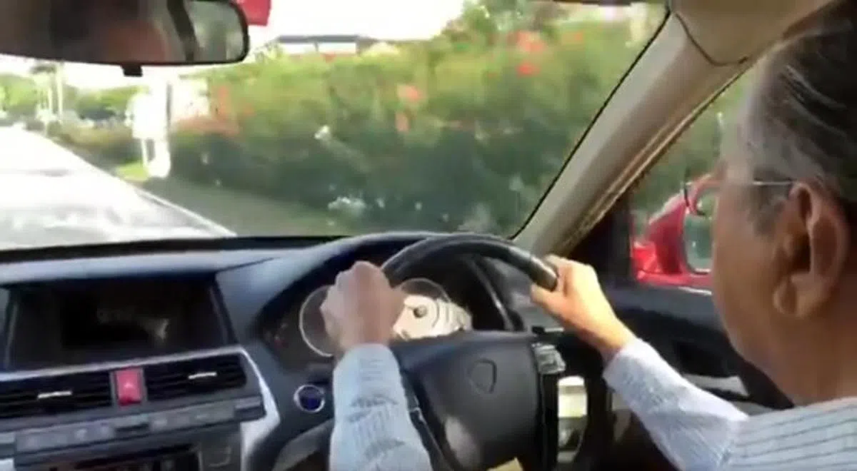  马哈迪领导的希望联盟执政赢得政权之后，互联网就流传一张马哈迪开普腾车的照片。这位93岁的老人是要带领马来西亚民众一起开上新路，还是走回老路？（互联网） 