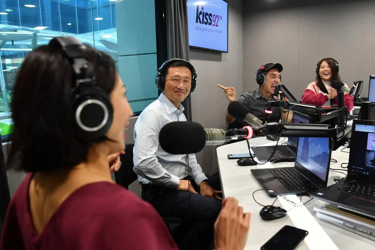  卫生部长王乙康（左二）今早（8月16日）做客英语电台Kiss92，与听众分享本地疫苗接种以及我国对抗冠病的最新情况。（海峡时报） 