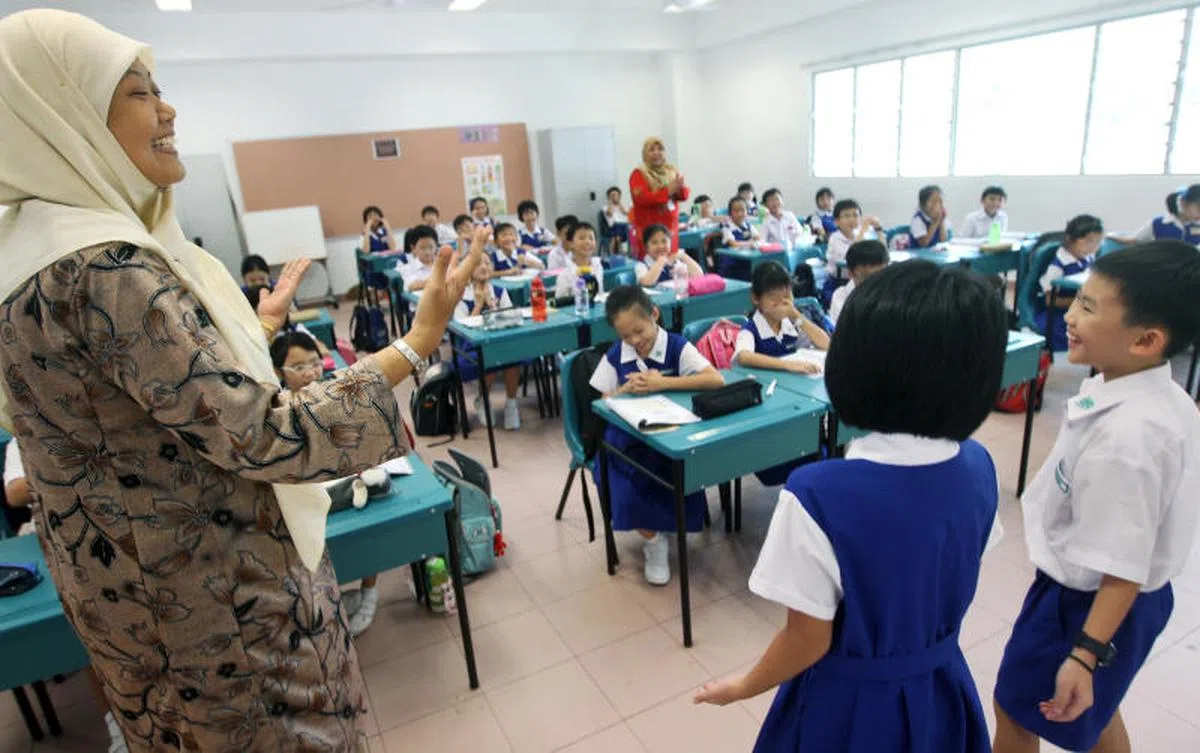  2010年，菩提小学三年级生在马来会话课导师带领下，学唱马来歌，通过动作学习马来词汇。（联合早报档案照） 
