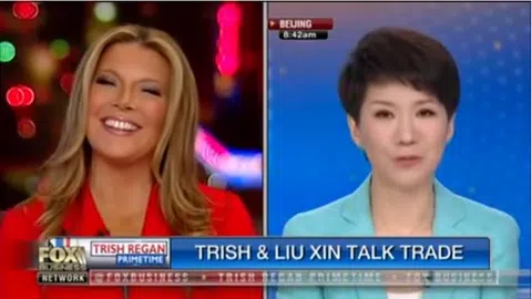 中国主播刘欣（右）以卫星连线的方式在美国主播翠西里根（左）的节目参与辩论。（视频截图）