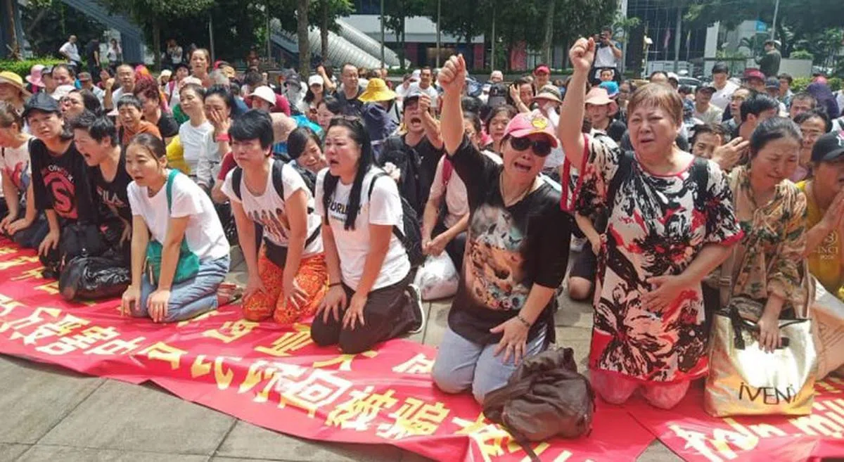  受害者跪地神色憔悴。（联合日报） 