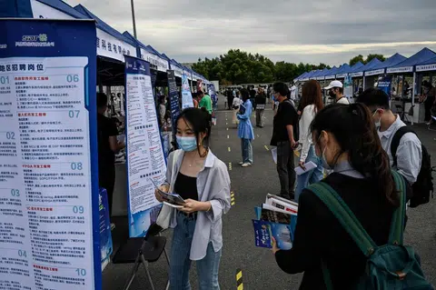 不少年轻人在北京的一场就业展寻找工作机会。（法新社）