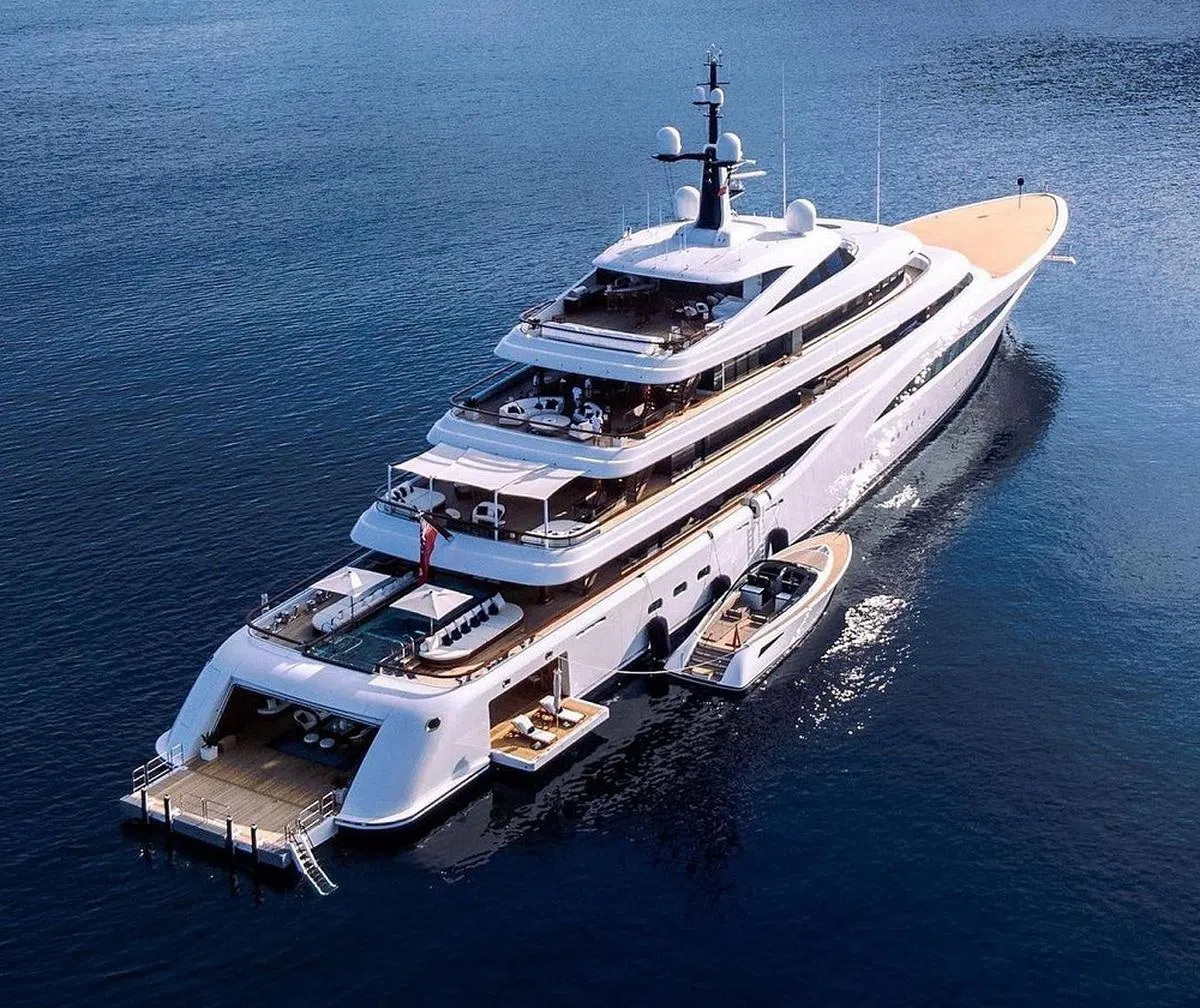 根据一家超级游艇销售公司的宣传文案：“超级游艇能让你远离快节奏的都市生活，是独一无二、专属于你的世外桃源。”（取自脸书）