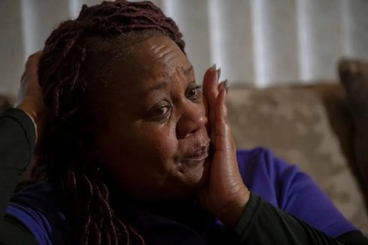  珊女士边说边流泪。（底特律新闻） 