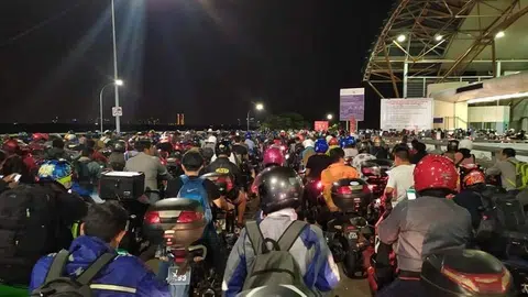 许多马国客工仍在等待通关。（面簿）