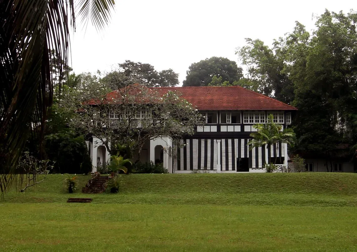 坐落于李利园路尽头的黑白洋房，房子四周有大片草坪绿地。（联合早报）