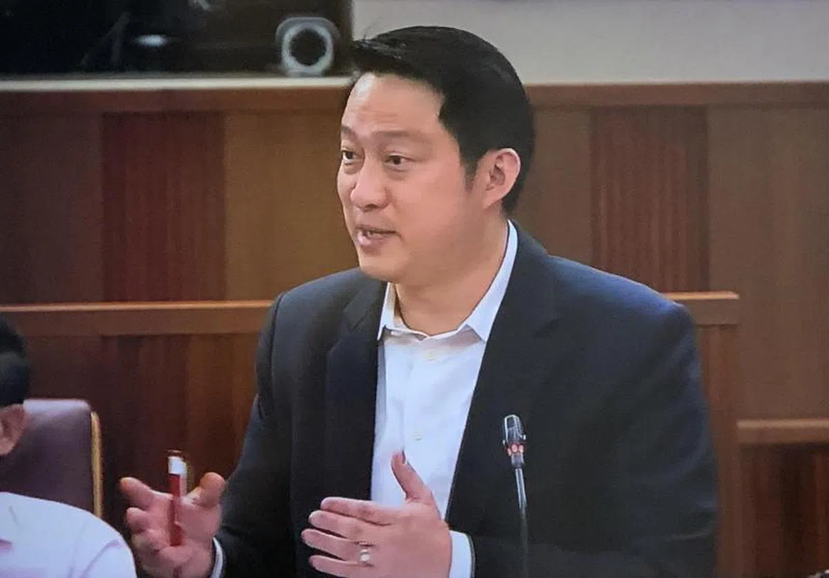  交通部兼卫生部高级政务部长蓝彬明医生代表交通部发表部长声明。（国会视频截图） 