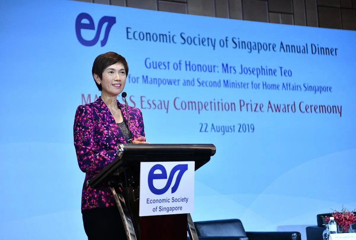  杨莉明：这凸显了政府在设计可以关照年长员工需求的人力政策时，既有经济考量，也有政治选择。（海峡时报） 