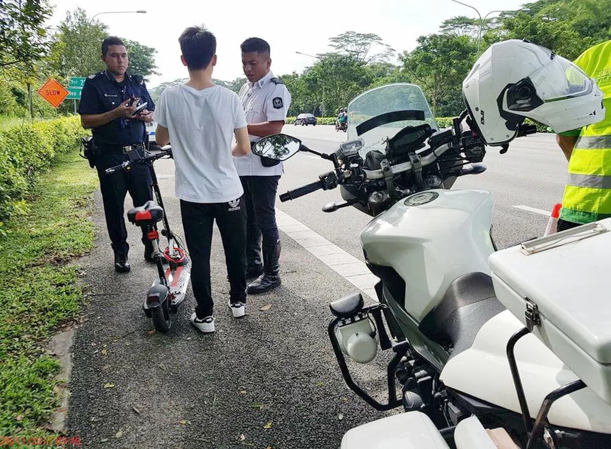  某男子因在泛岛快速公路上行驶电动踏板车而遭执法人员拦截。（取自面簿） 